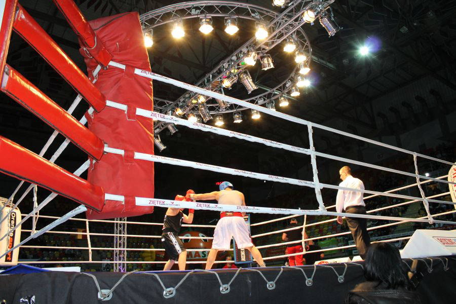 Ring Ziętek z czerwonym narożnikiem podczas wydarzenia bokserskiego