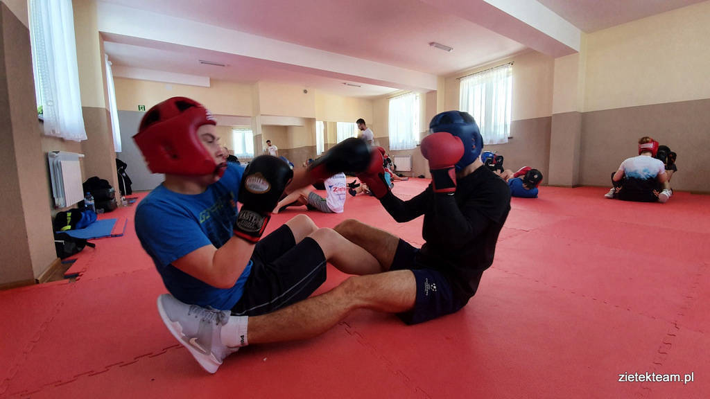 Trening w parach w szkole boksu i kickboxingu Ziętek Team